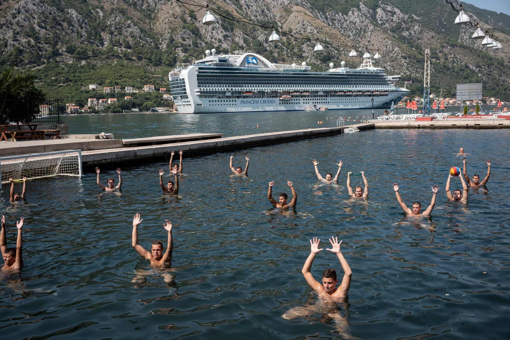 qua tai du lich anh 18