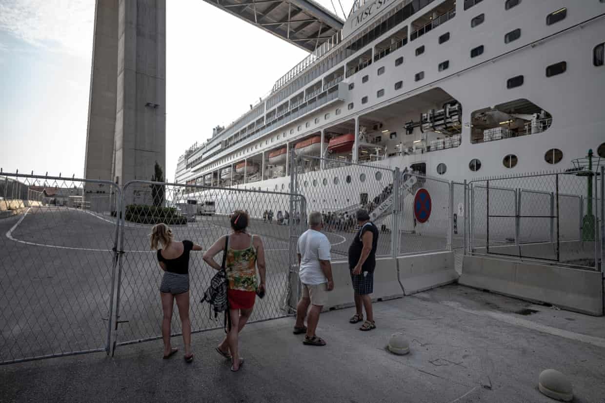 qua tai du lich anh 8