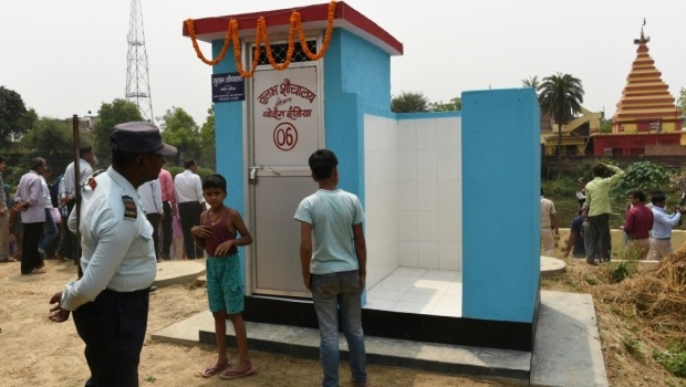 Dai tien tren duong, hai dua tre tang lop thap o An Do bi danh chet hinh anh