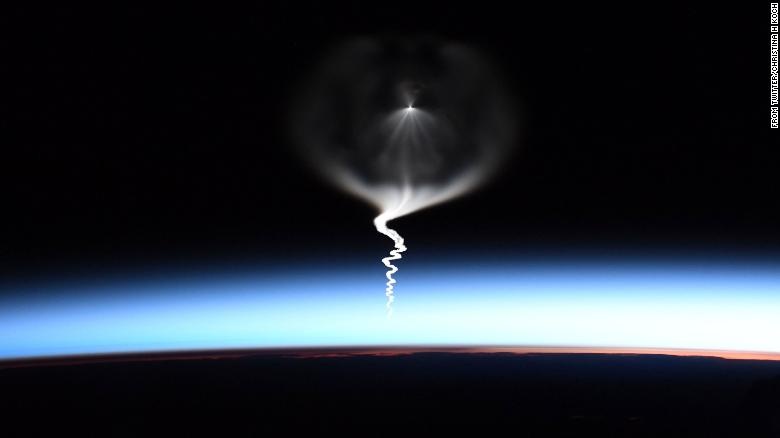 Phi hanh gia NASA ngoi tu ISS chup canh ban than dang bay vao vu tru hinh anh