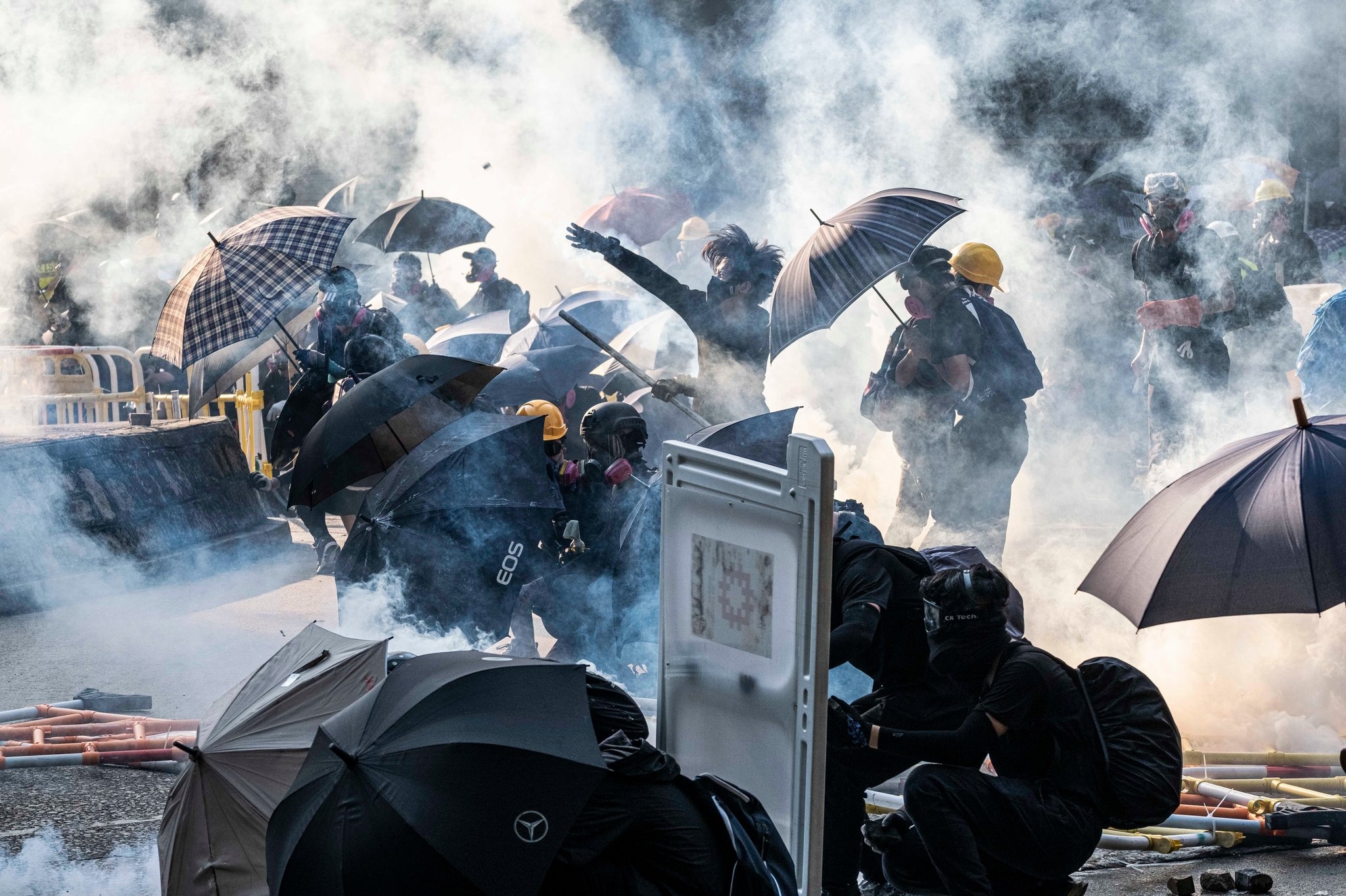 Canh sat ban nguoi bieu tinh o Hong Kong hinh anh