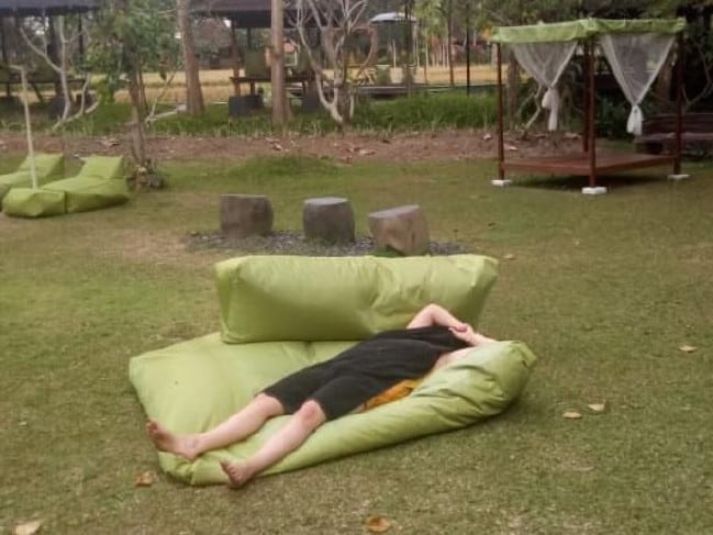 Tuyet vong vi het tien, nguoi phu nu Australia khoa than o Bali hinh anh