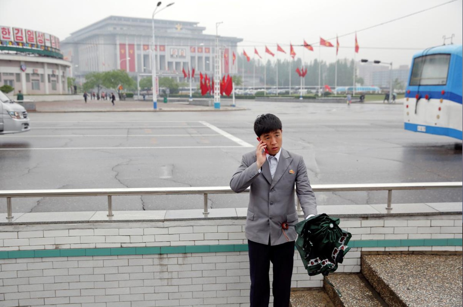 Bat chap lenh cam van, thi truong smartphone Trieu Tien van soi dong hinh anh