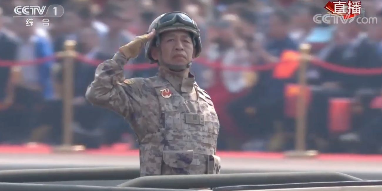 Lính TQ mang mã QR code trong lễ duyệt binh ảnh 2 Linh TQ mang ma QR code trong le duyet binh anh 2