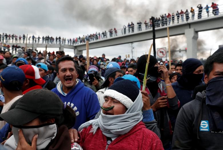 Nguoi Ecuador bieu tinh chong chinh sach that lung buoc bung hinh anh