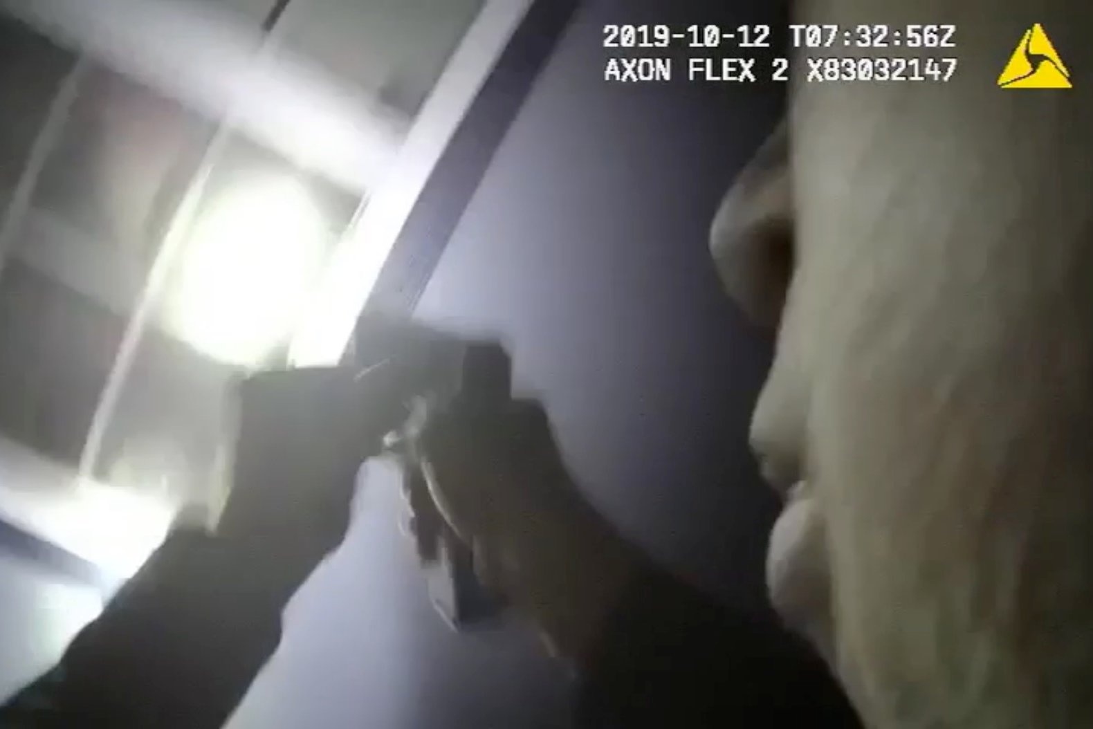 Goi canh sat vi lo lang cho hang xom, canh sat den ban chet nguoi hinh anh