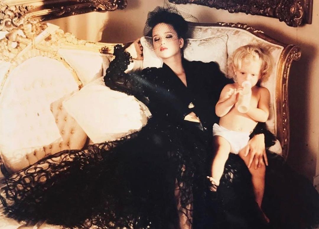 Dang anh doc mung sinh nhat em gai, Ivanka Trump lai nhan 'gach da' hinh anh