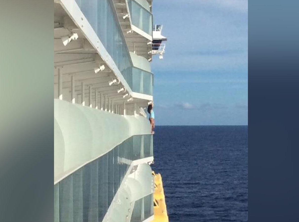 Nguoi phu nu bi cam suot doi vi treo lan can du thuyen de selfie hinh anh