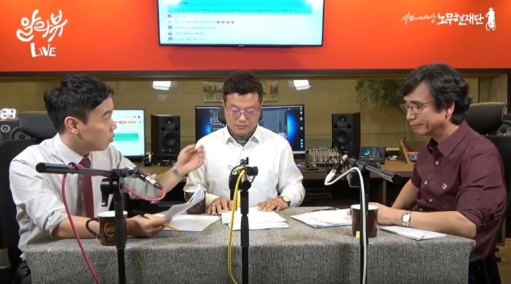 Noi phong vien nu moi chai de lay tin, chuong trinh Han bi cong kich hinh anh