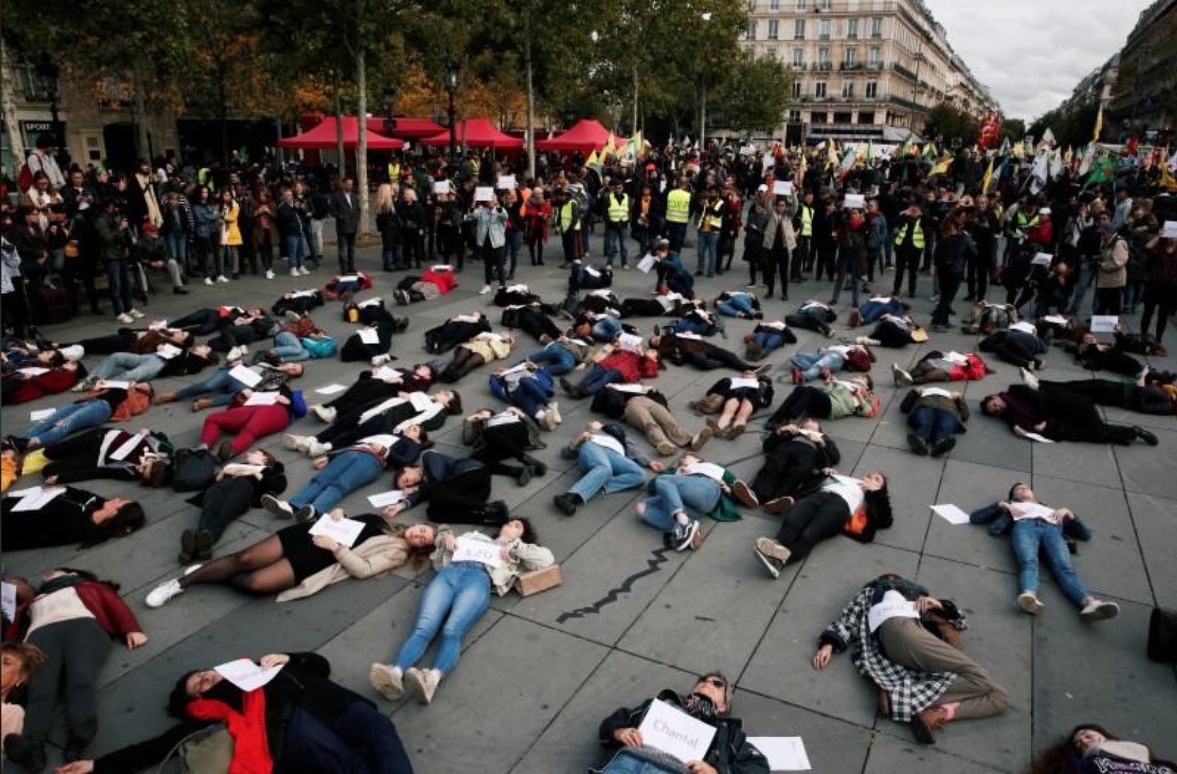 Phu nu Paris bieu tinh phan doi bao luc gia dinh anh 1