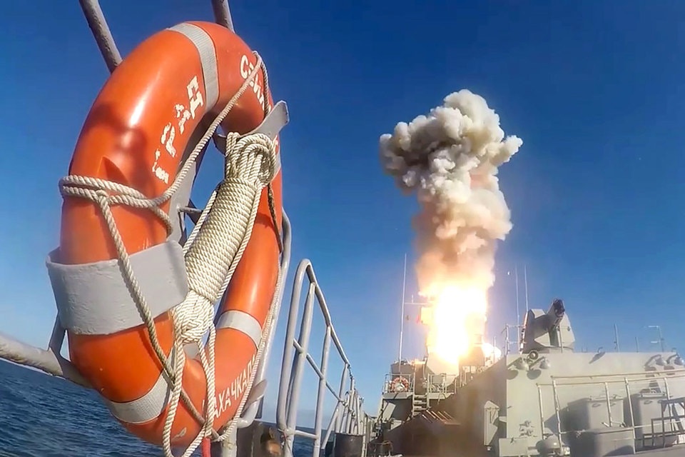 Tau ngam Nga phong xit ten lua giua luc TT Putin thi sat tap tran hinh anh