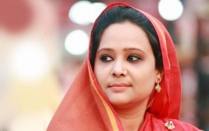 Nu nghi si Bangladesh thue 8 nguoi khac nhau de thi ho minh hinh anh