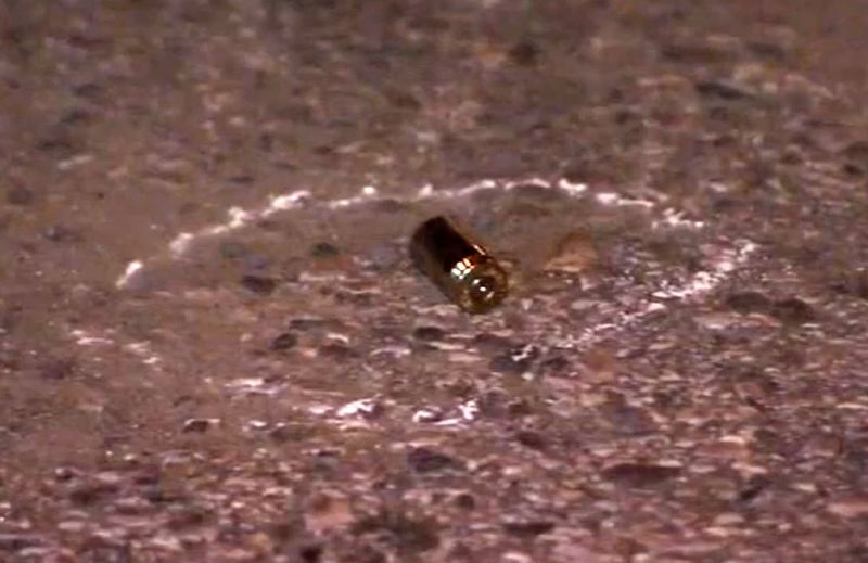 Bi ban 16 phat, nguoi dan ong tu di 3 km den benh vien o My hinh anh