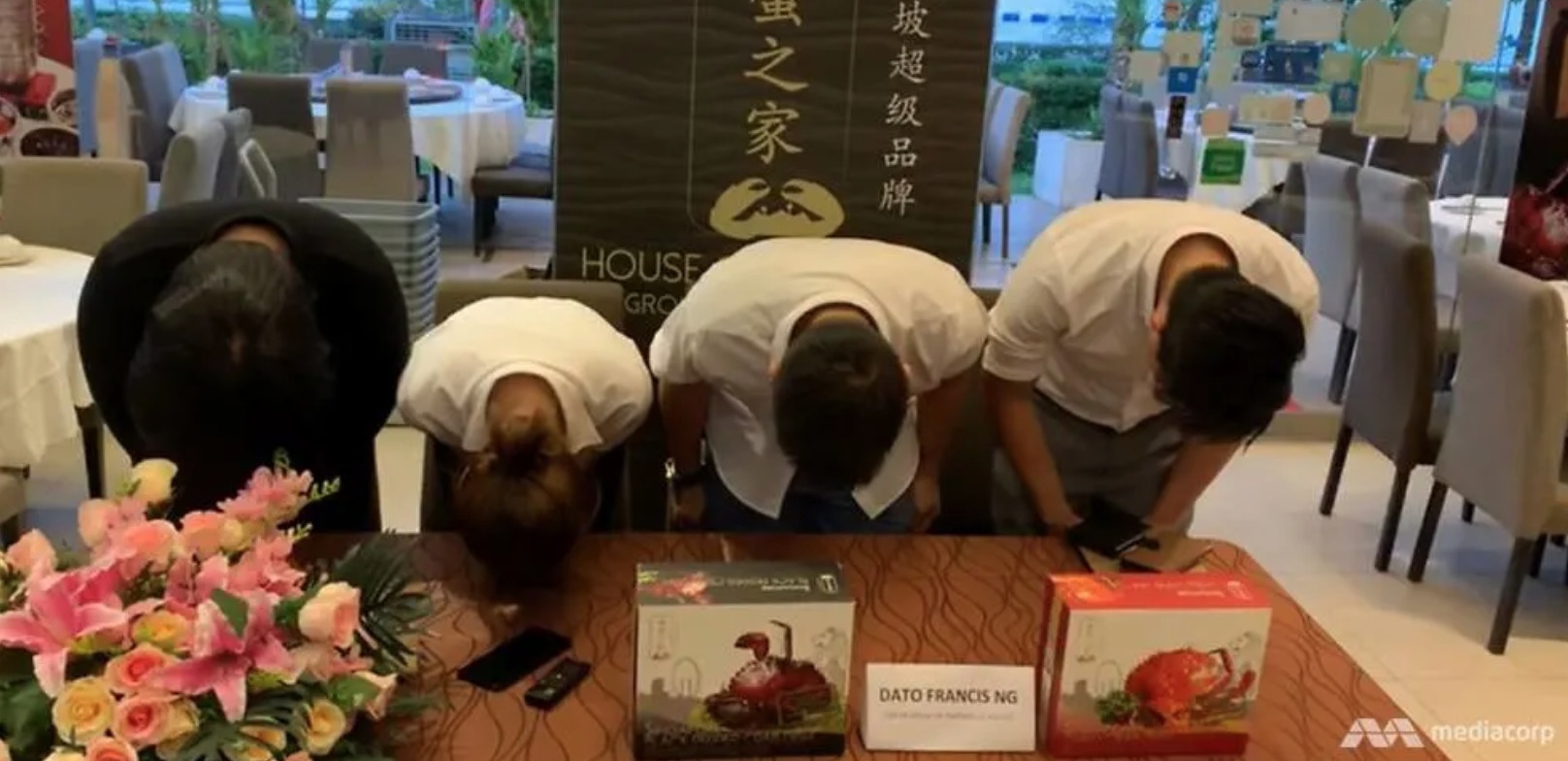 Giam doc nha hang Singapore cui dau xin loi vi dung may gap cua song hinh anh