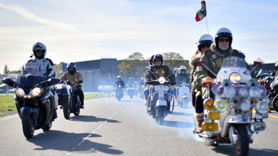 5.000 xe moto xuong duong tuong nho si quan canh sat hy sinh o Anh hinh anh