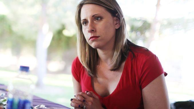 Nu nghi si My tu chuc giua be boi quan he bat chinh voi cap duoi hinh anh