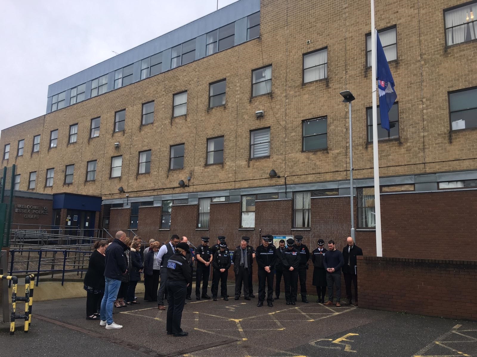 Cảnh sát Anh mặc niệm 39 nạn nhân ảnh 2 Canh sat Anh mac niem 39 nan nhan anh 2