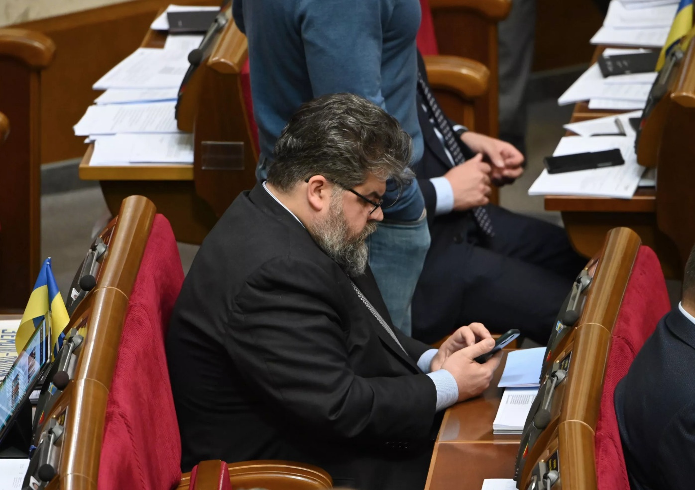 Nghi si Ukraine xin loi vi nhan tin voi gai goi giua cuoc hop hinh anh