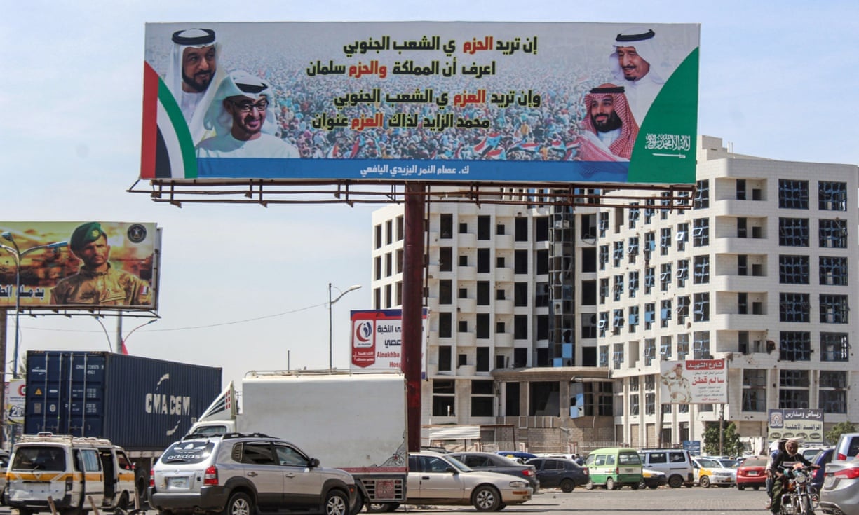 Lao len san khau dam dao dien vien giua chuong trinh truc tiep o Saudi hinh anh