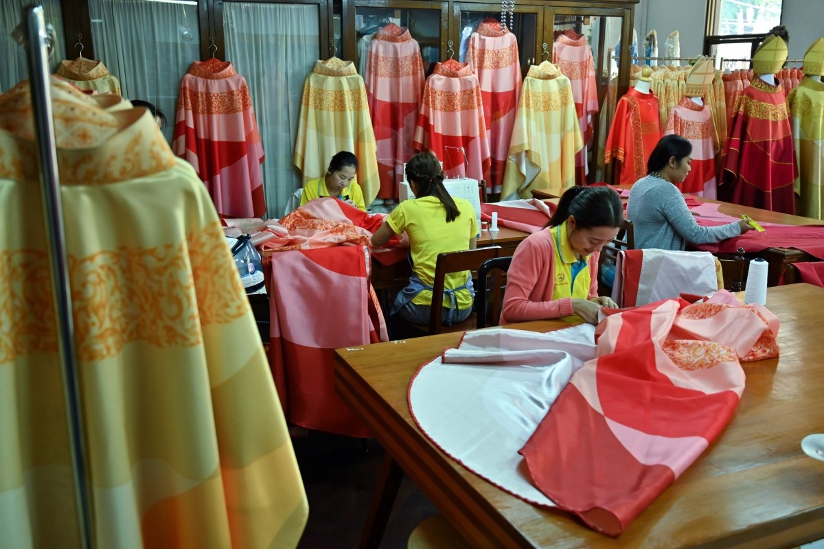 Tu vien Thai may 200 ao choang lua don Giao hoang Francis hinh anh