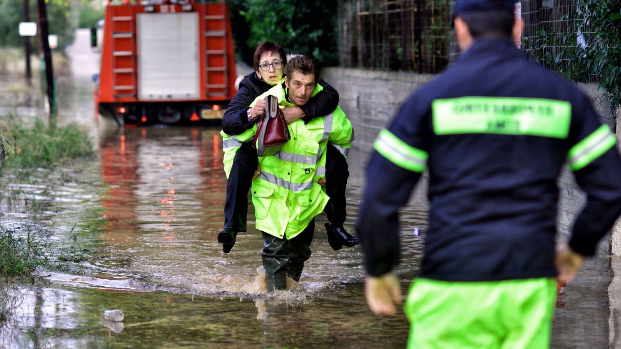 Bao lu nhan chim Phap,  Hy Lap va Italy anh 12