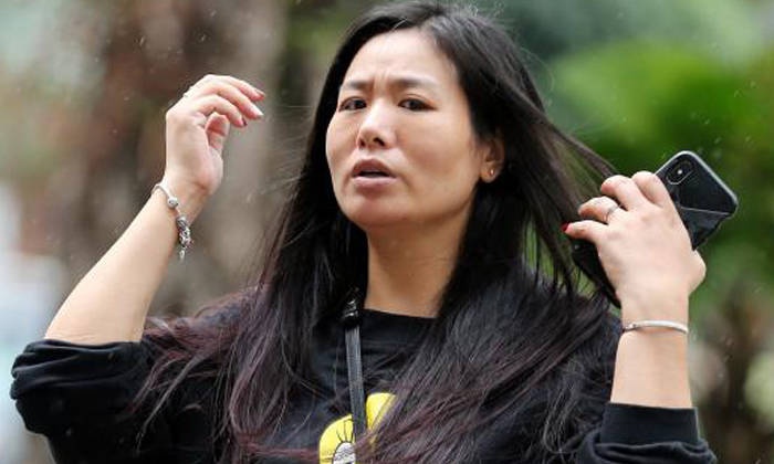 Nguoi phu nu Singapore dap chai bia vao nhan vien cua chong vi ghen hinh anh