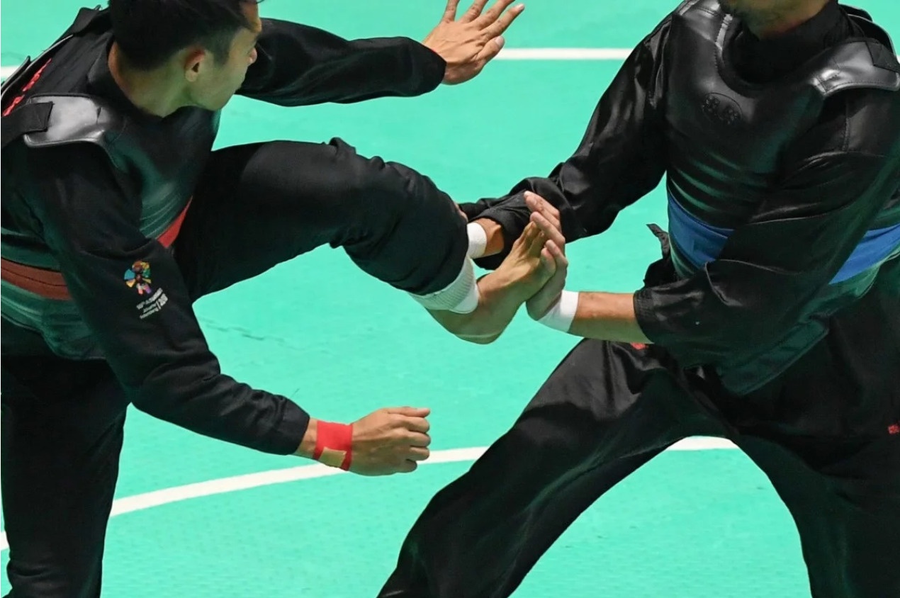 Dan mang day song vi vo si pencak silat Malaysia bi danh bat tinh hinh anh