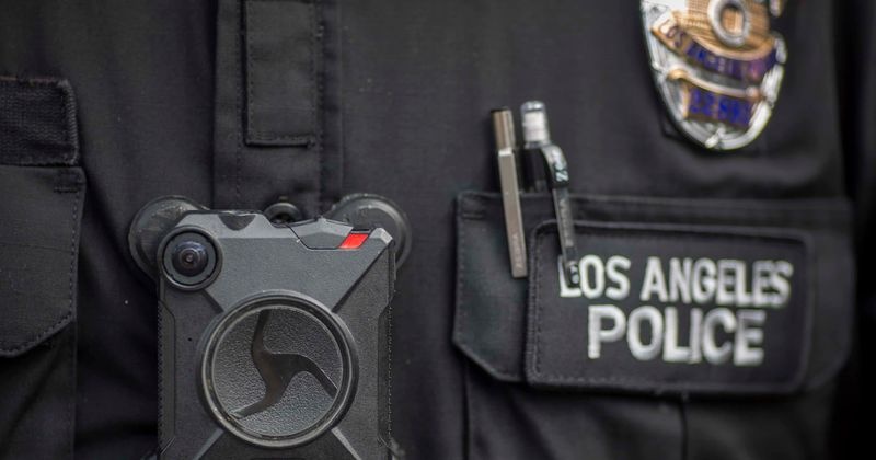 Canh sat My bi dieu tra vi hanh vi ghe ron voi thi the phu nu hinh anh