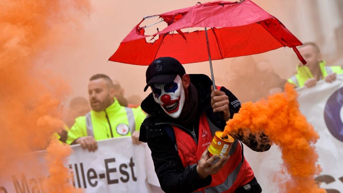 Nuoc Phap te liet vi hon 800.000 nguoi xuong duong phan doi TT Macron hinh anh