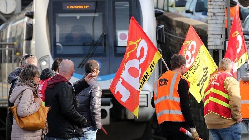 Phap dinh cong phan doi chinh sach huu tri anh 11