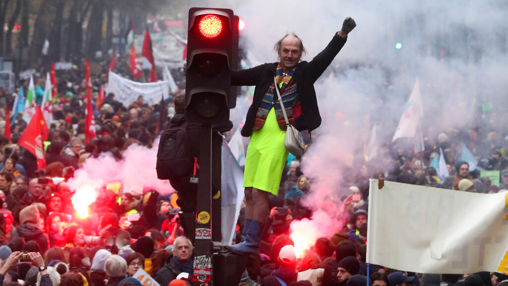 Nuoc Phap te liet vi nguoi lao dong noi gian hinh anh