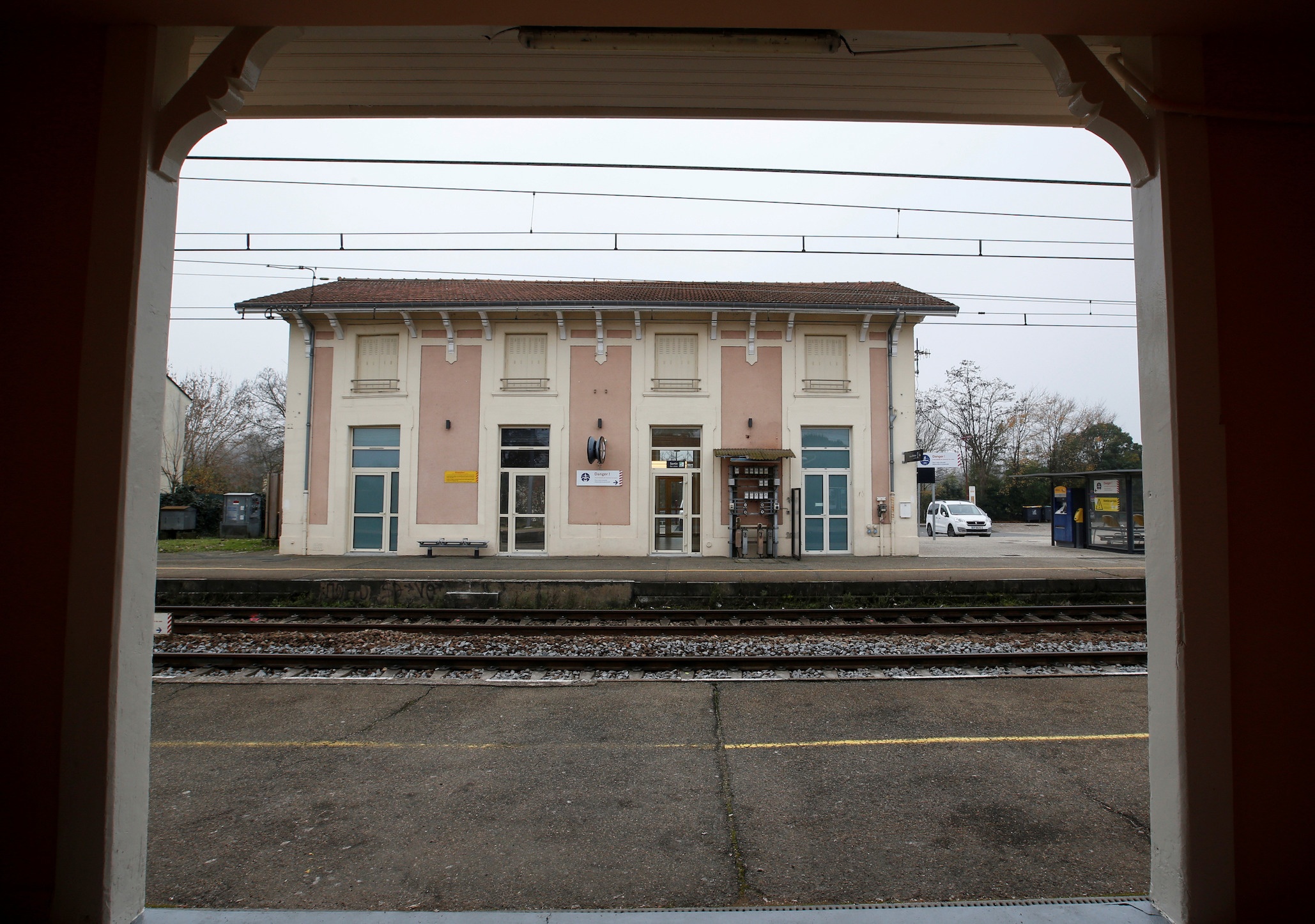 Phap dinh cong phan doi chinh sach huu tri anh 3