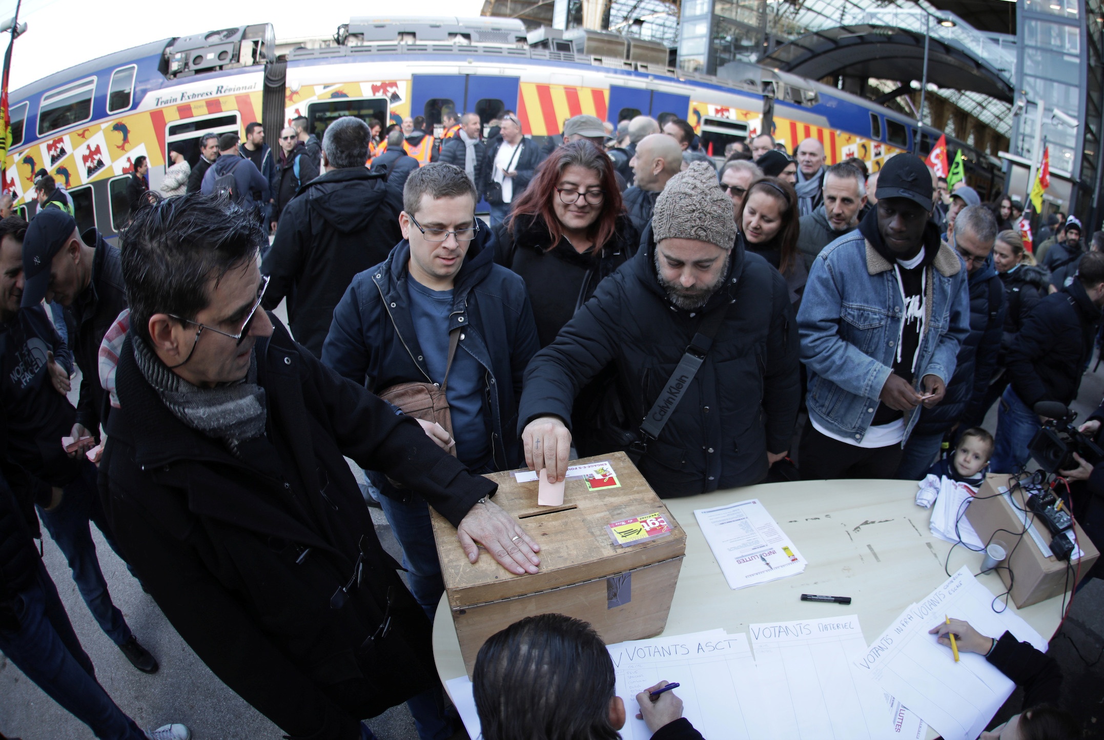 Phap dinh cong phan doi chinh sach huu tri anh 6