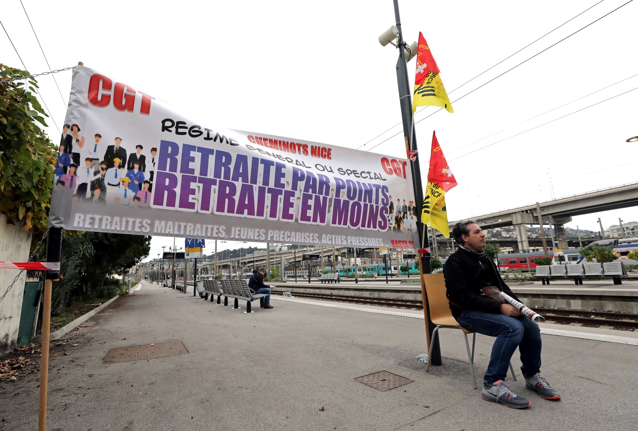 Phap dinh cong phan doi chinh sach huu tri anh 8