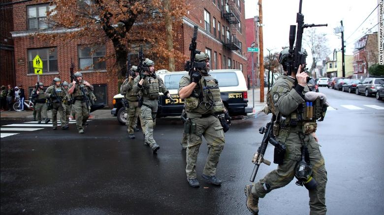 Canh sat My trong cuoc do sung suot 2 gio lam rung chuyen Jersey City hinh anh