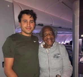 Nhuong ghe thuong gia cho cu ba 88 tuoi, thanh nien bat ngo noi tieng hinh anh