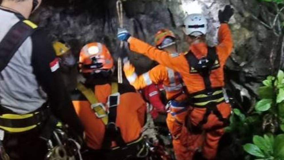 3 sinh vien chet trong hang dong Indonesia vi mua lu hinh anh