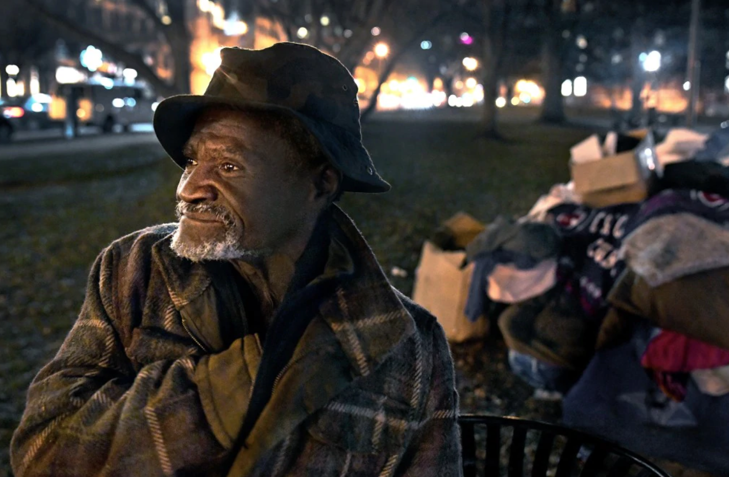 Cu ong vo gia cu khong du tien xe buyt de gap con gai vao Giang sinh hinh anh