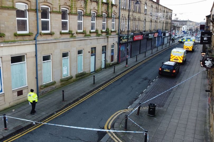 Phat hien thi the dan ong trong buc tuong ngan hang o Anh hinh anh