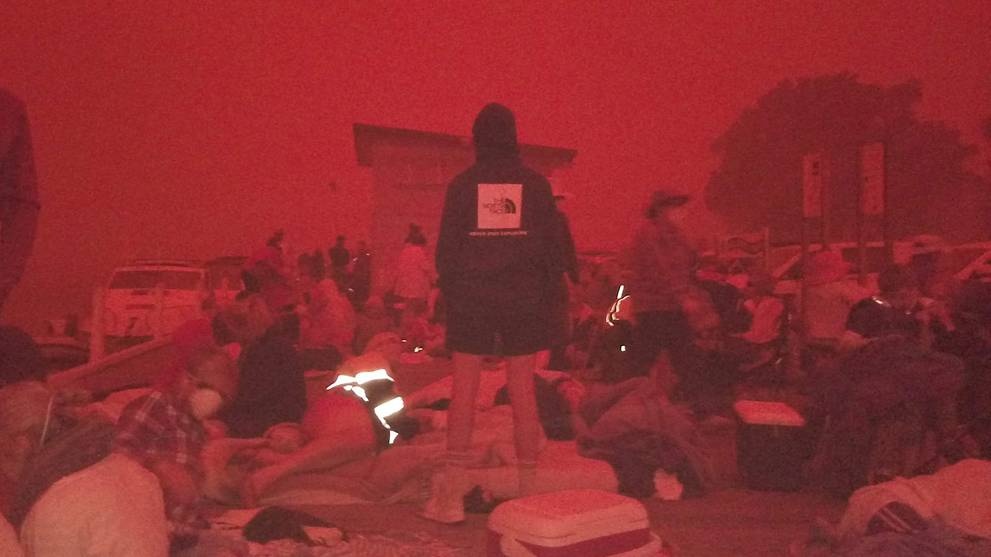 Australia do ruc, ngay hoa dem vi chay rung bung phat hinh anh