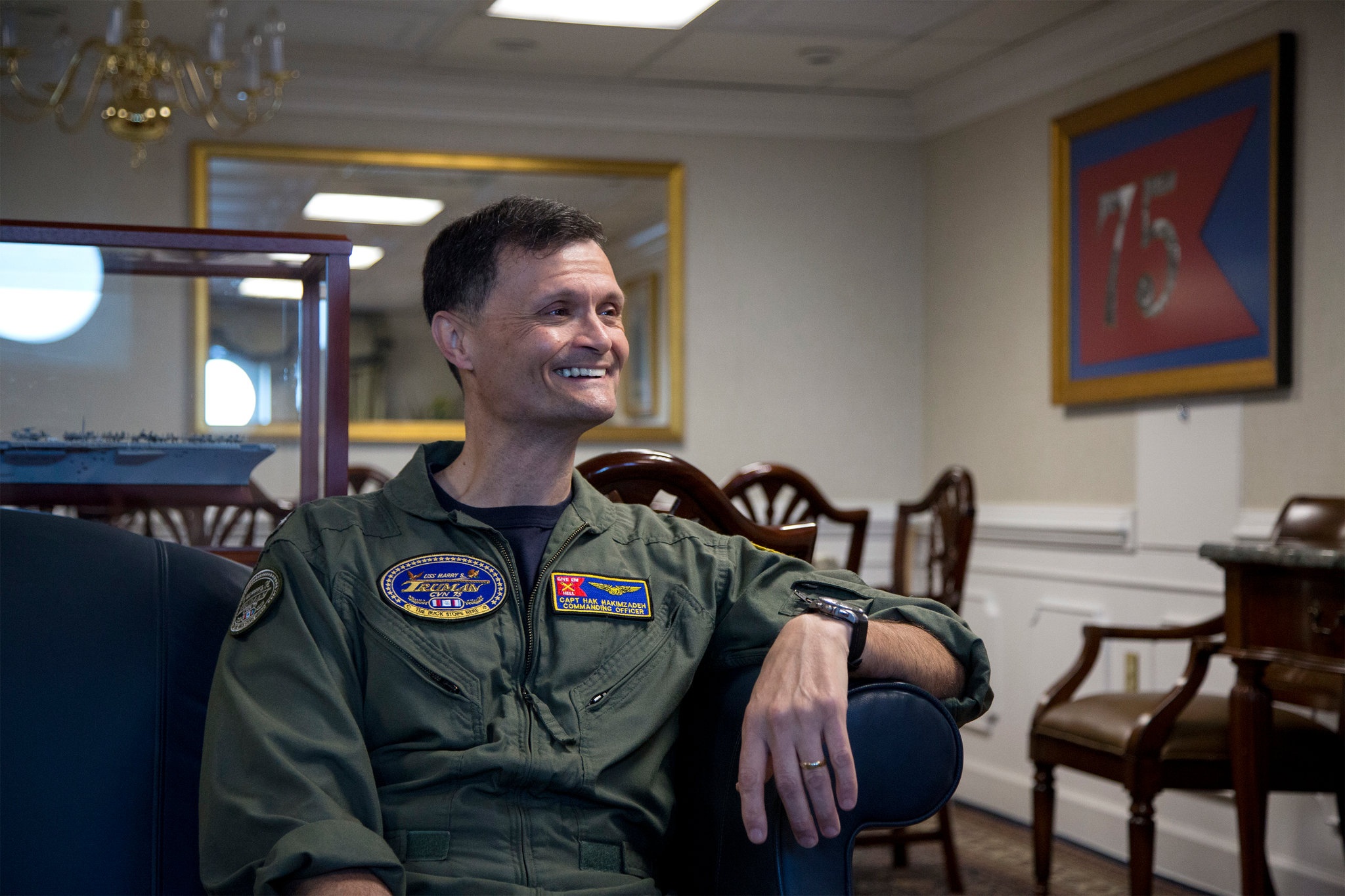 Chi huy goc Iran tren tau san bay My truc chien o Trung Dong hinh anh