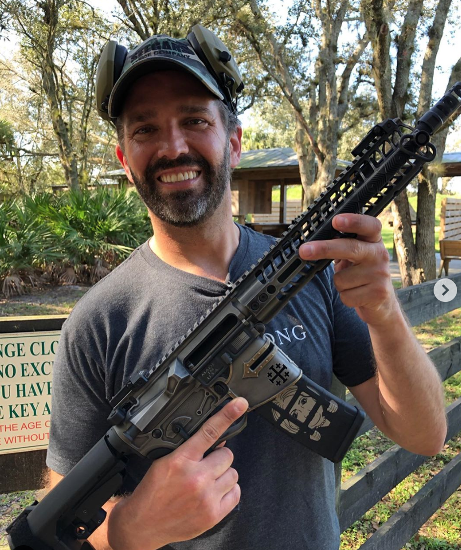 Trump Jr. khoe sung mang bieu tuong Thanh gia anh 1