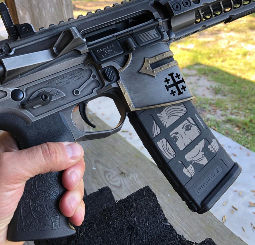 Con ca TT Trump khoe sung mang bieu tuong thanh gia gay tranh cai hinh anh