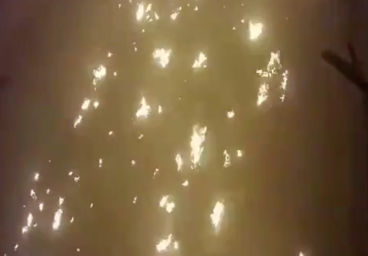 Khoanh khac may bay cho 176 nguoi no tan tanh khi roi o Iran hinh anh