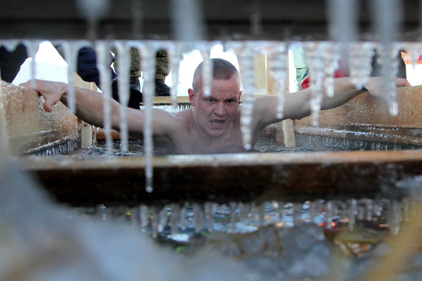 nguoi Nga ngam minh xuong song bang anh 2