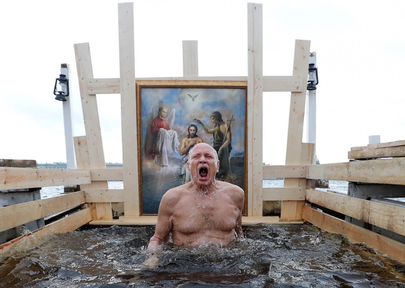 Nguoi Nga ngam minh xuong song bang trong Le Hien linh hinh anh