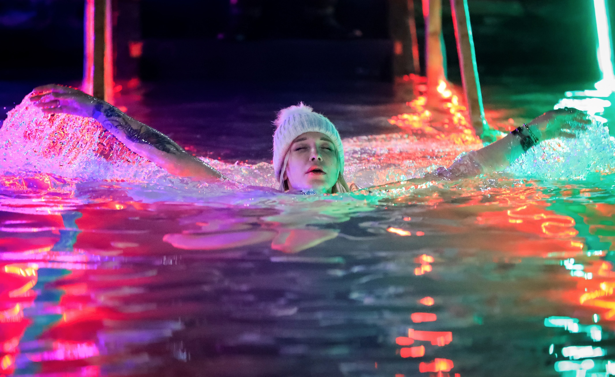 nguoi Nga ngam minh xuong song bang anh 14