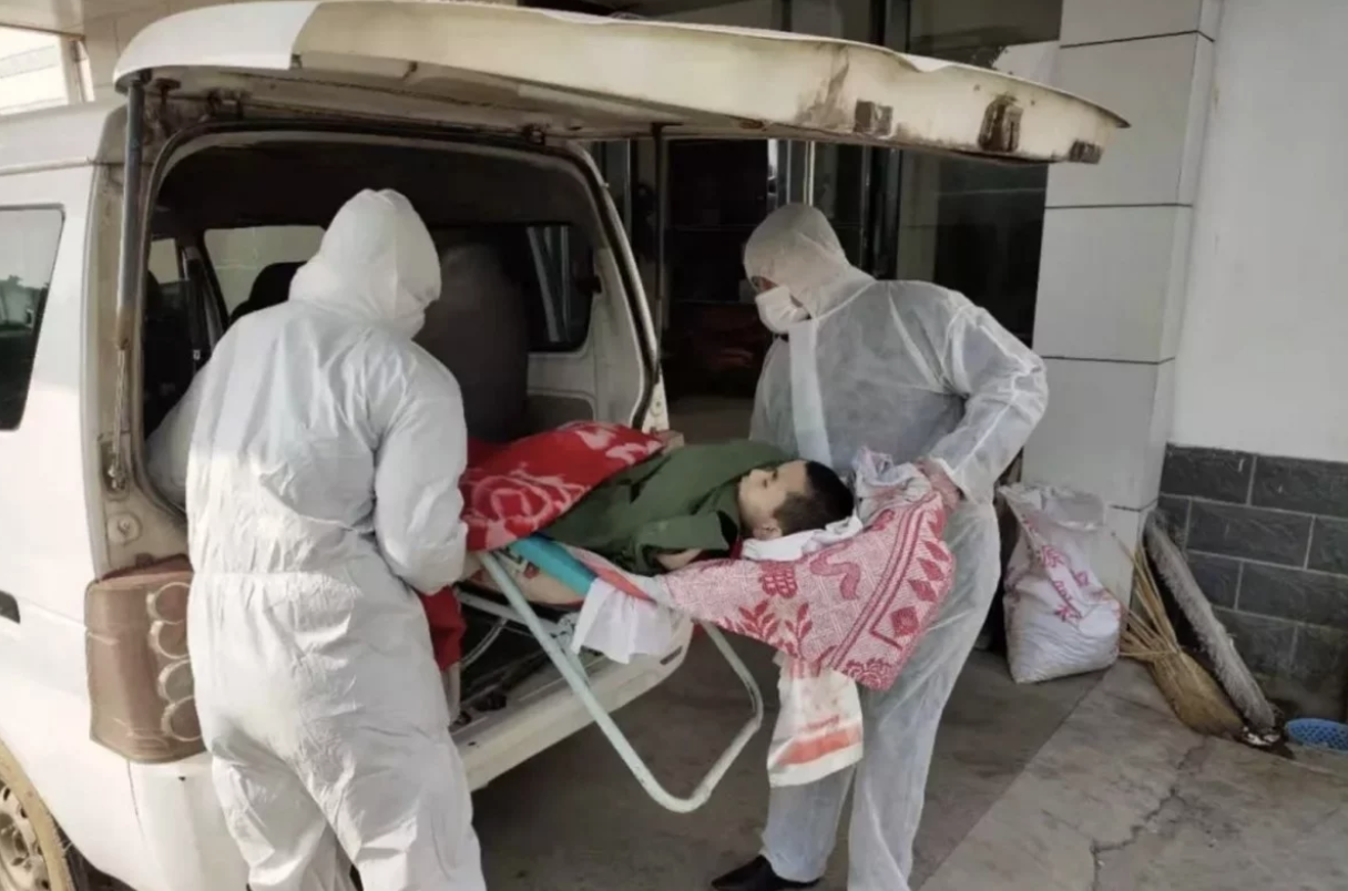 Cha bi cach ly de kiem tra virus corona, con bai nao qua doi o Ho Bac hinh anh