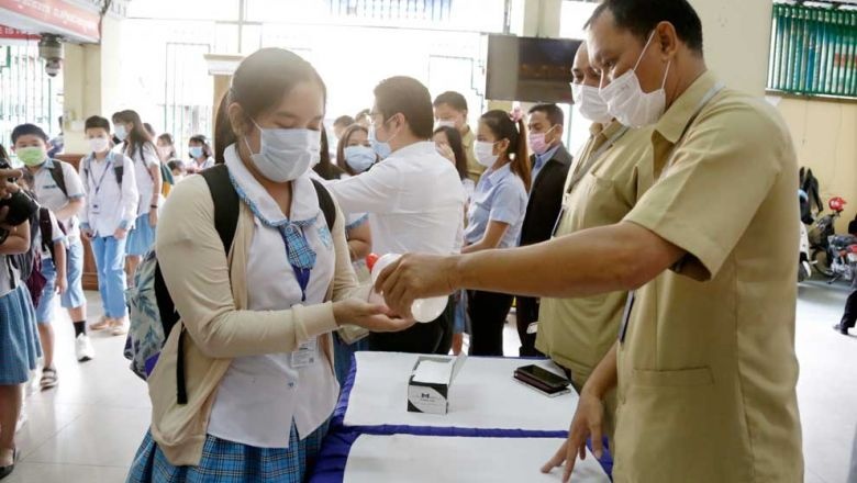 Bo truong Bun Heng: Campuchia qua nong de virus corona song sot hinh anh