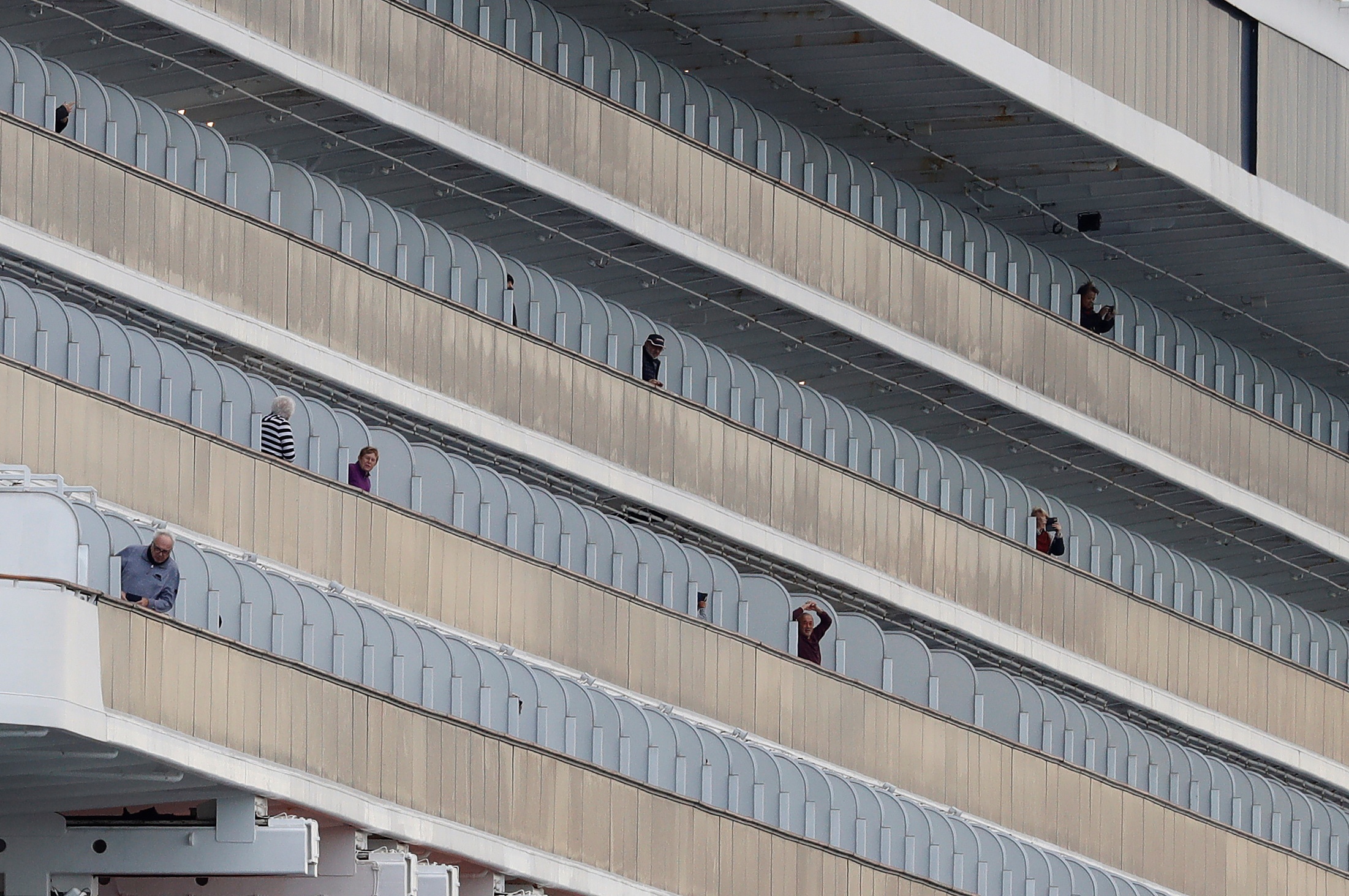 Du thuyen Nhat bi cach ly 2 tuan anh 3